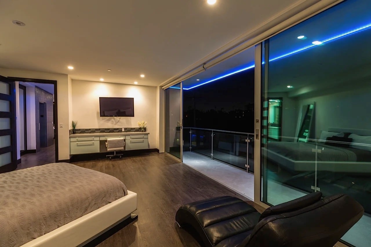 6447 luxury drug and alcohol rehab bed and balcony